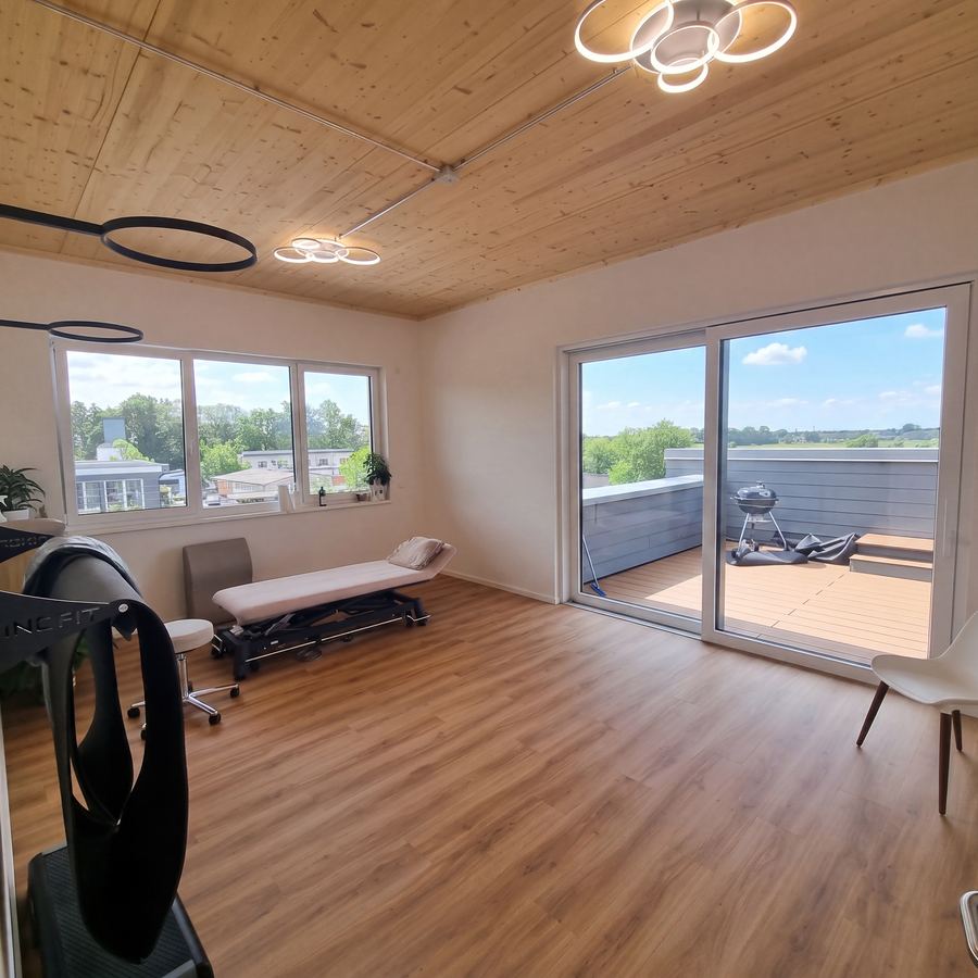 Trainingsraum mit Zugang zur Dachterrasse